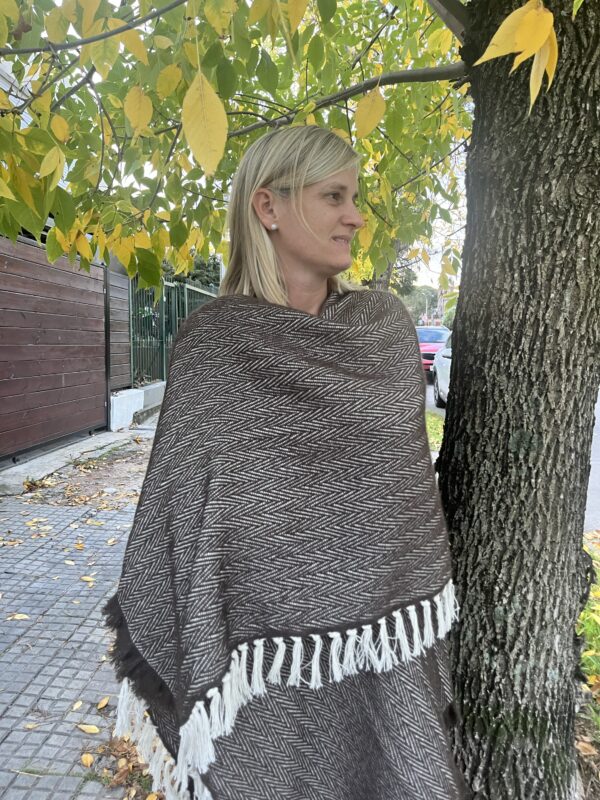 Detalle ruana Clementine Natural